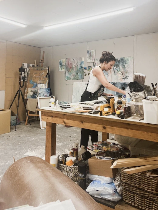 Amanda Heath bei der Arbeit in ihrer Werkstatt
